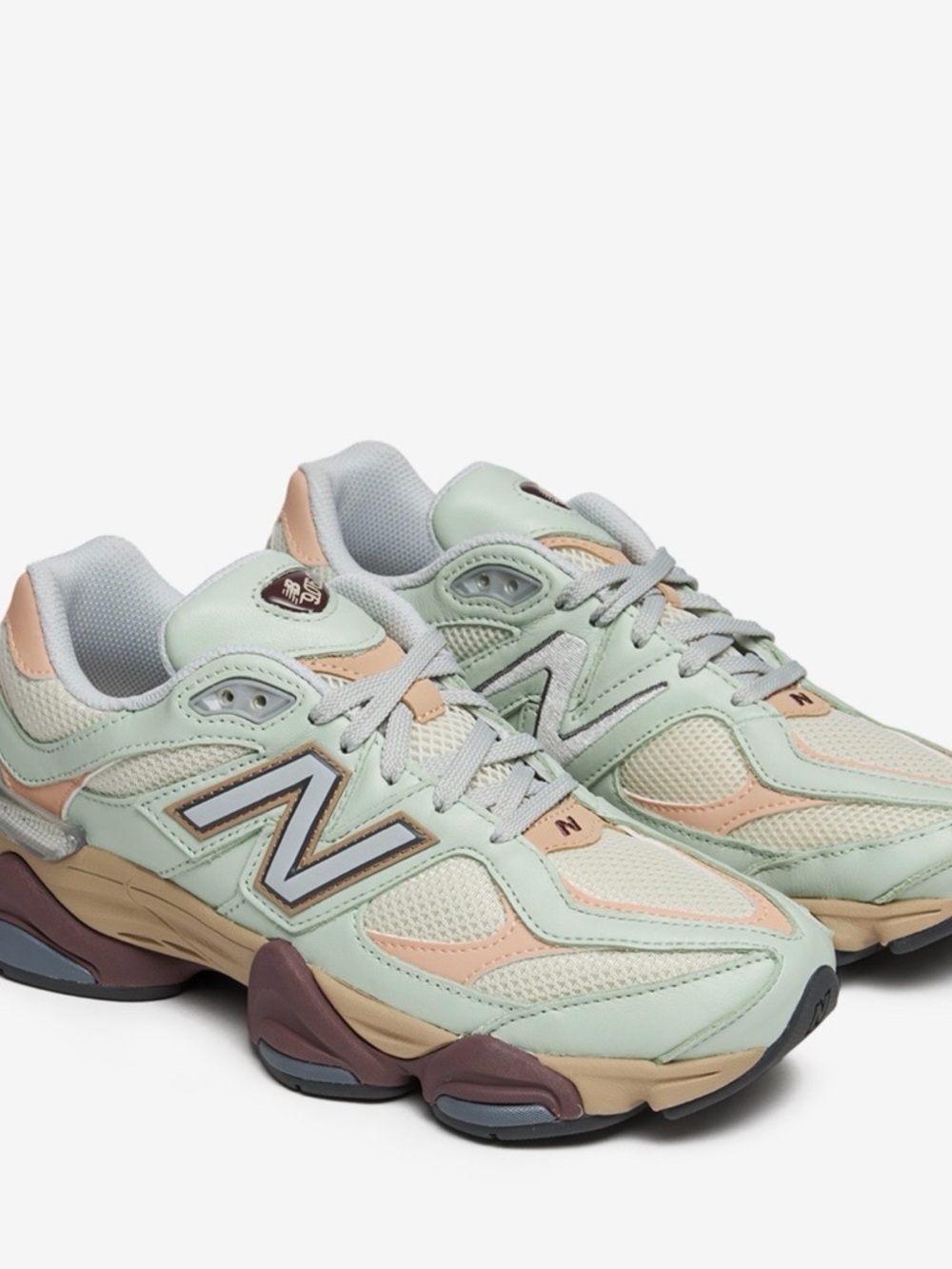 New Balance Women's Mint Green & neutral 9060